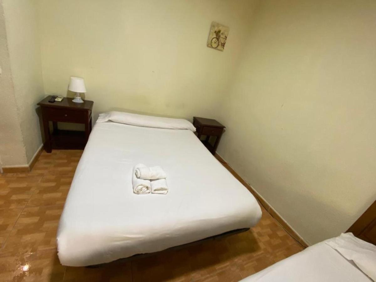 Hostal Los Perales Madri Exterior foto A single bed