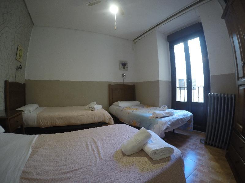 Hostal Los Perales Madri Exterior foto A room at the hotel